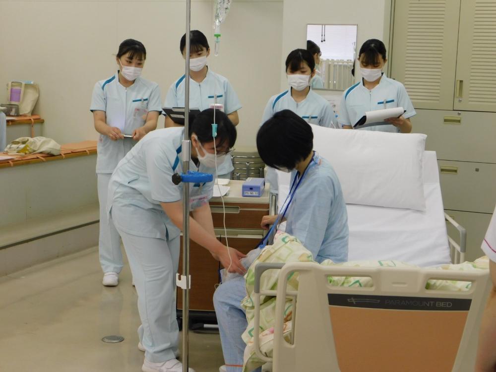 急性期看護論で術後離床・急変時対応の演習を行いました