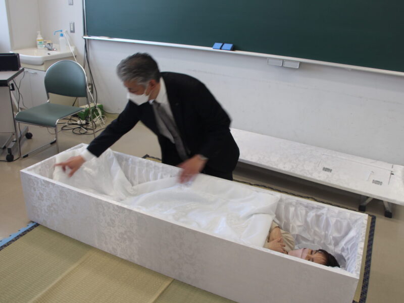 「おくりびとのお葬式」入棺体験2