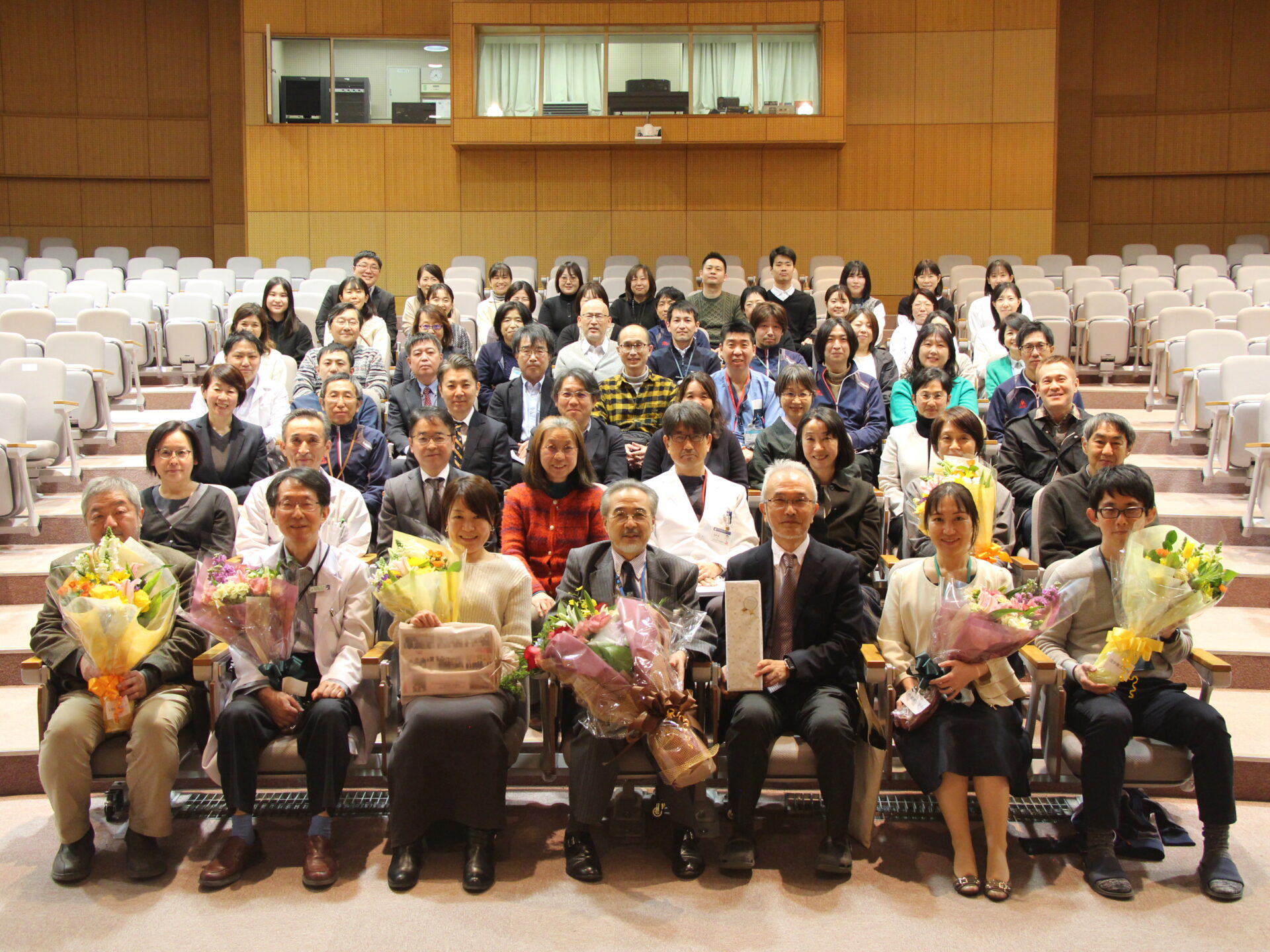 松村学長へ花束及び記念品の贈呈7