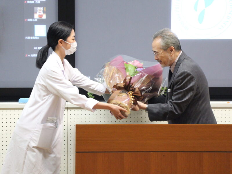 松村学長へ花束及び記念品の贈呈3