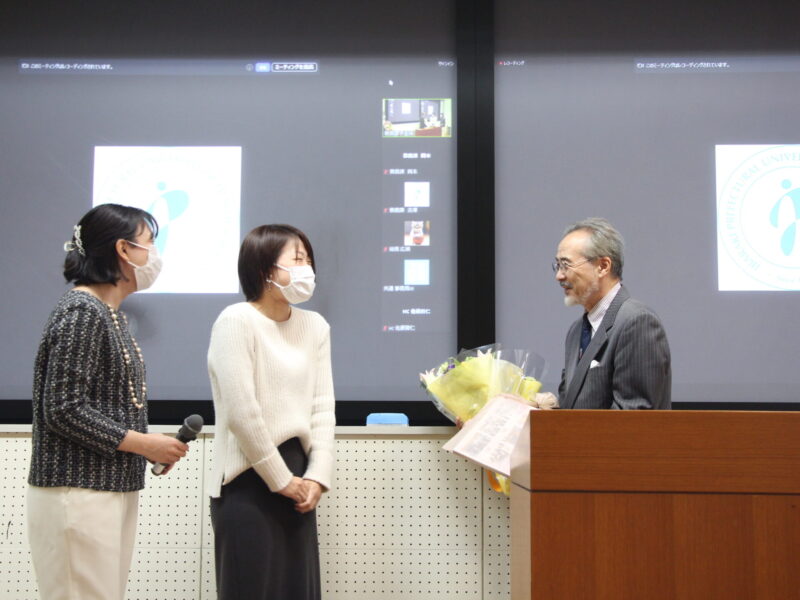 松村学長へ花束及び記念品の贈呈1