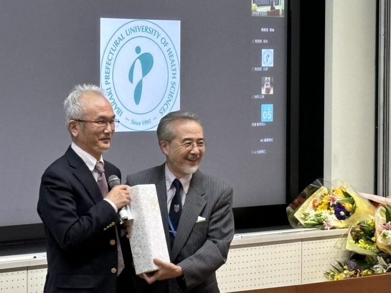 松村学長へ花束及び記念品の贈呈5