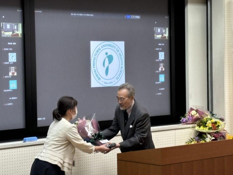 松村学長へ花束及び記念品の贈呈4