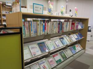 図書館『医療大教員著作物展示』写真②小